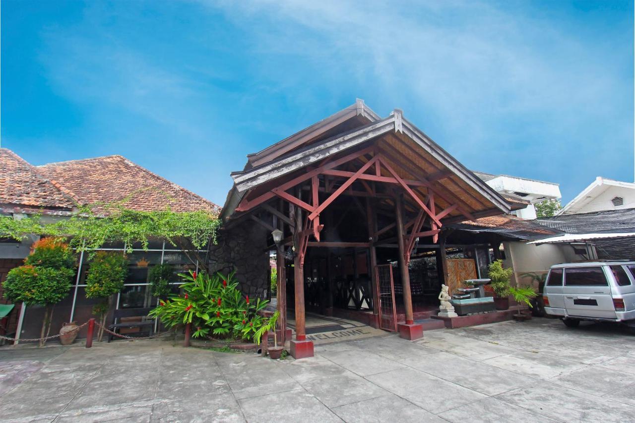 Oyo 91516 Wisata Hotel Матарам Екстериор снимка