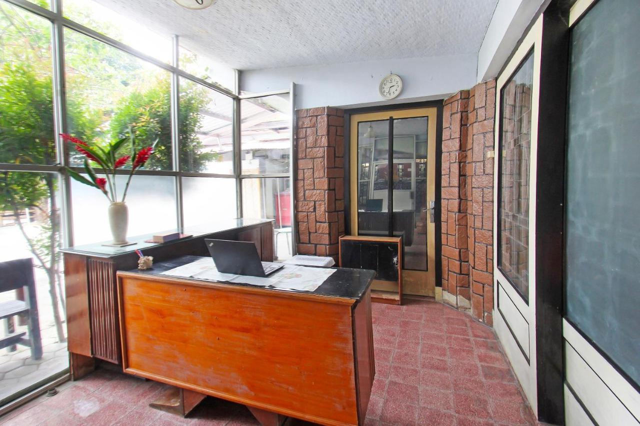 Oyo 91516 Wisata Hotel Матарам Екстериор снимка