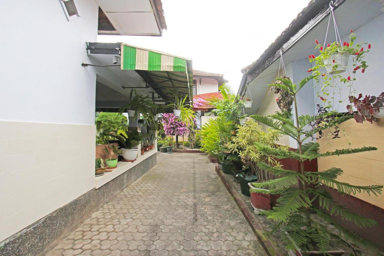 Oyo 91516 Wisata Hotel Матарам Екстериор снимка