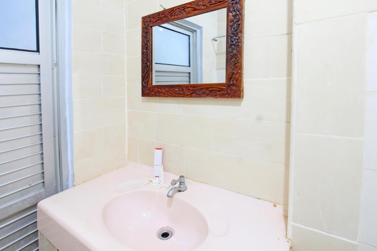 Oyo 91516 Wisata Hotel Матарам Екстериор снимка